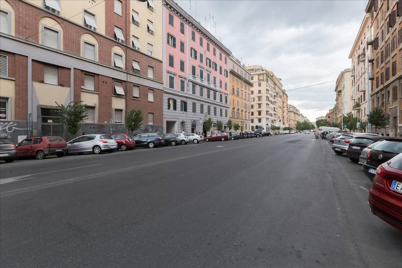 Holiday Jeans Apartment Рим Екстериор снимка